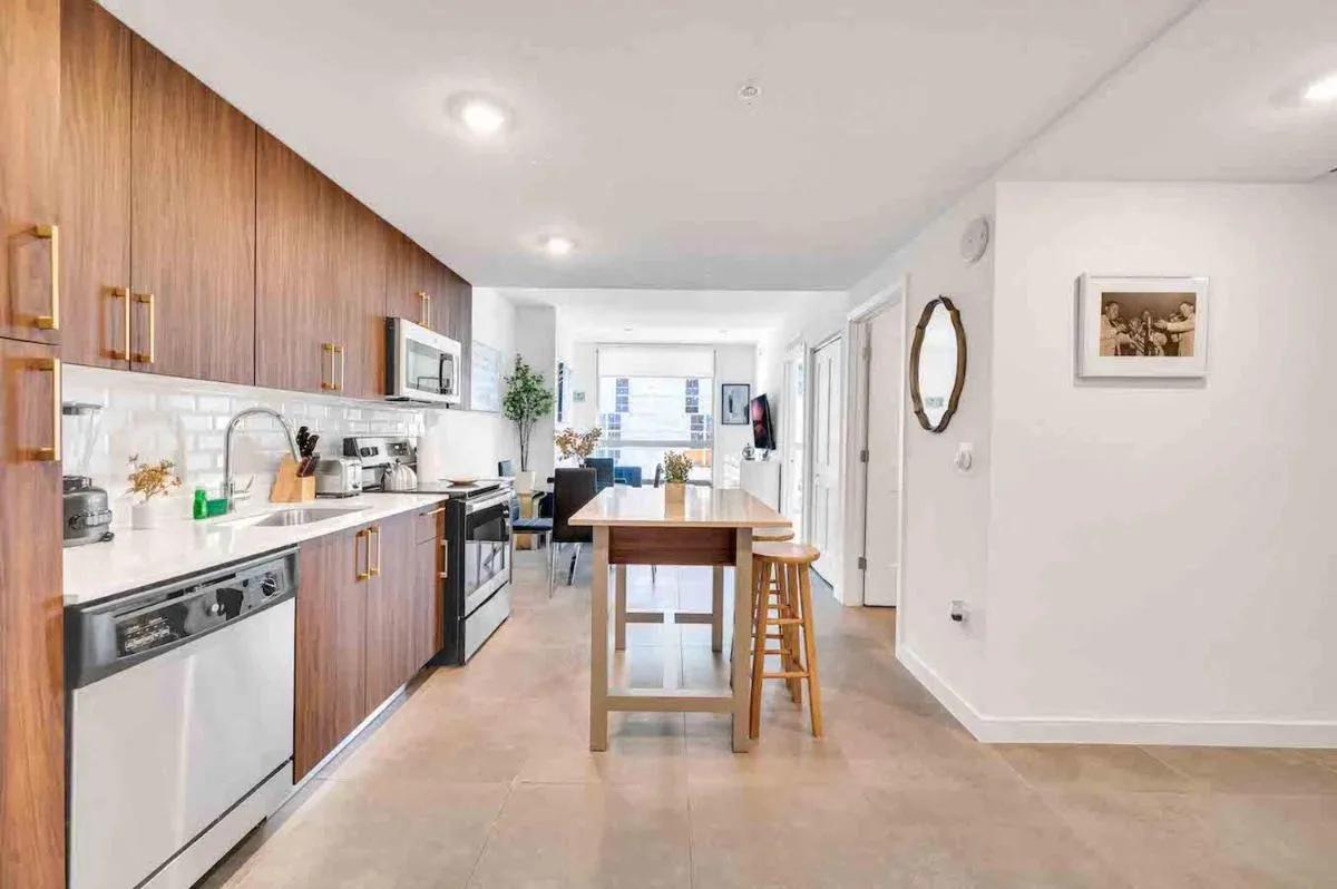 Image 4 of Charming Apt in the Heart of Downtown With Free Parking