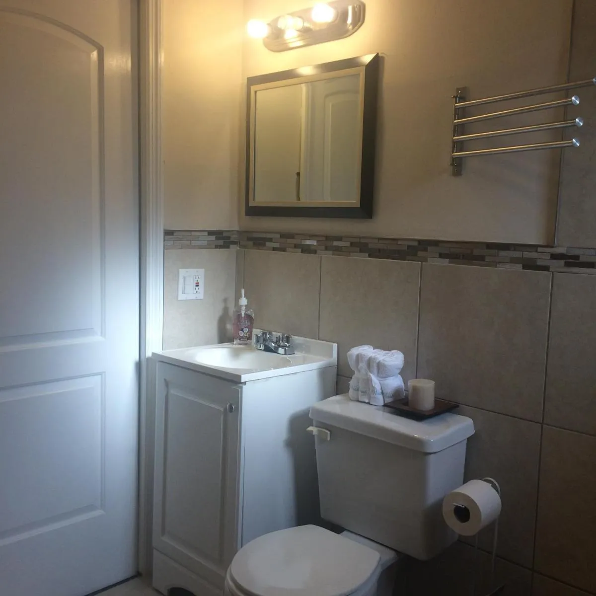 Image 5 of Chic and Comfortable Studio Free Street Parking – 8C