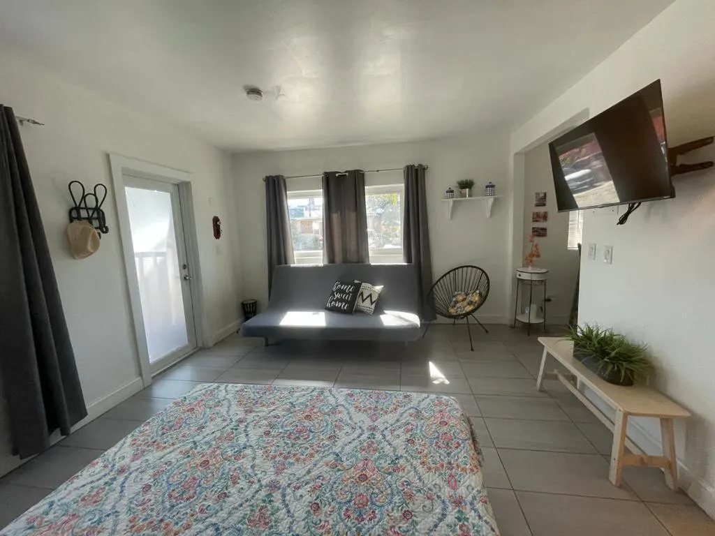 Image 4 of Chic and Comfortable Studio Free Street Parking – 8C