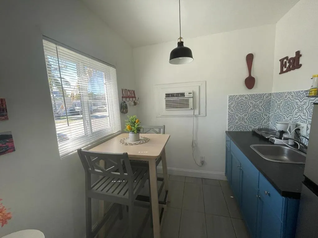 Image 2 of Chic and Comfortable Studio Free Street Parking – 8C