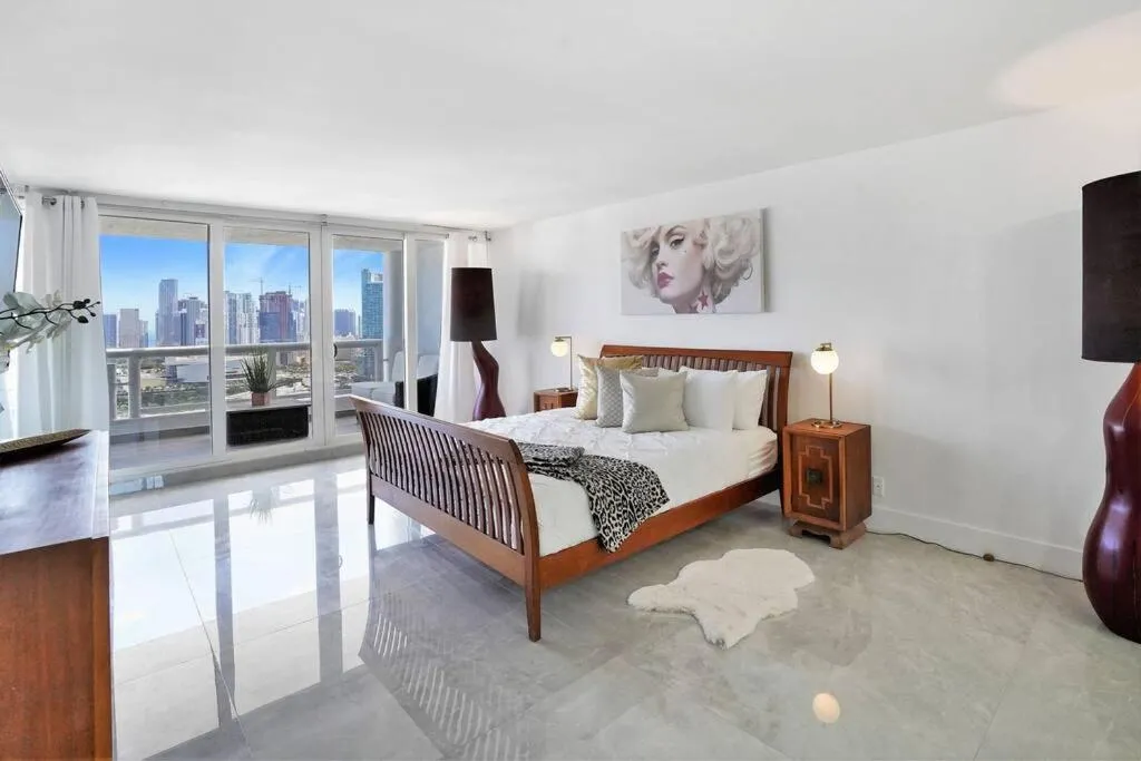 Image 1 of Classic Beauty! Skyline and water views