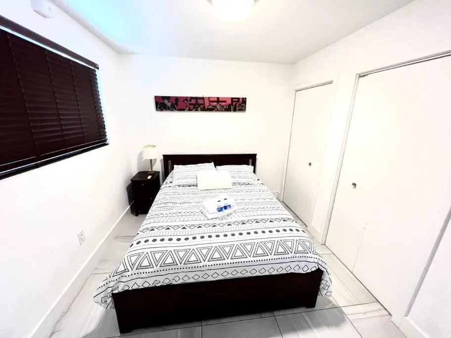 Image 2 of Cocont Grove, walking distance to everything!