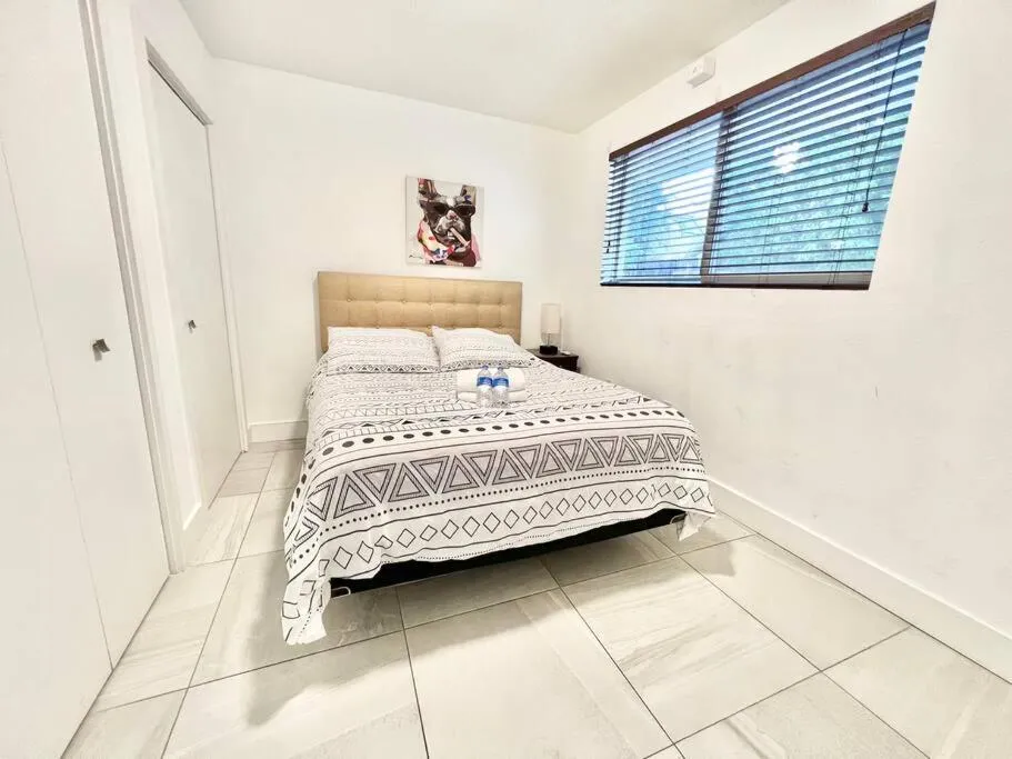 Image 4 of Cocont Grove, walking distance to everything!