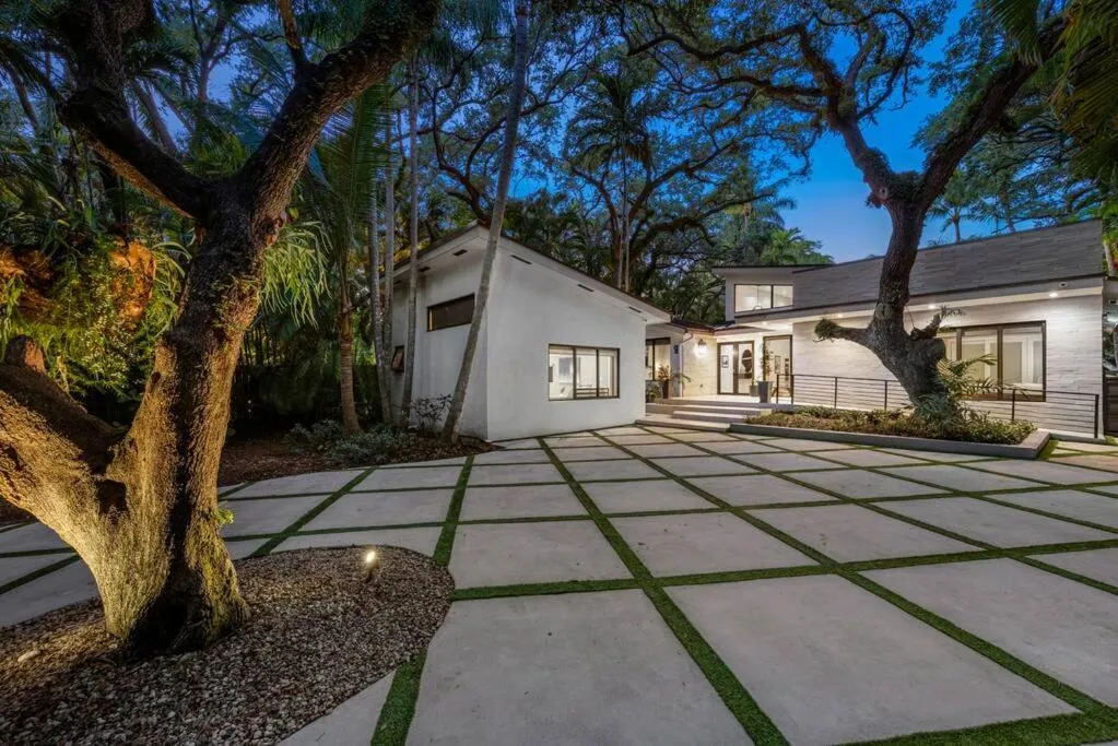 Image 6 of Coconut Grove Villa with heated Pool sleeps 12