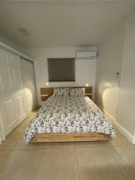 Image 3 of Comfortable modern apartment- central location.
