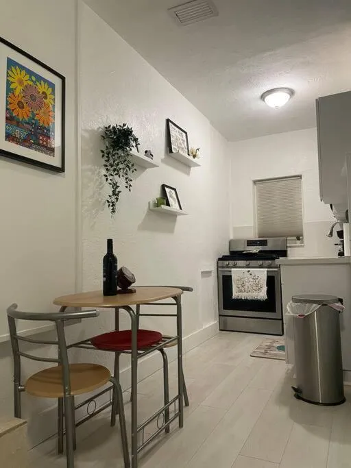 Image 6 of Comfortable modern apartment- central location.