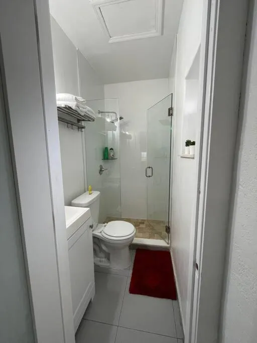 Image 5 of Comfortable modern apartment- central location.