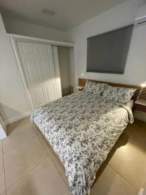 Image 4 of Comfortable modern apartment- central location.