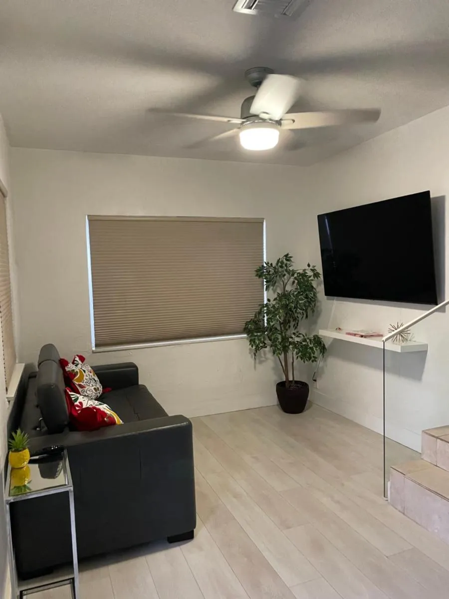 Image 2 of Comfortable modern apartment- central location.