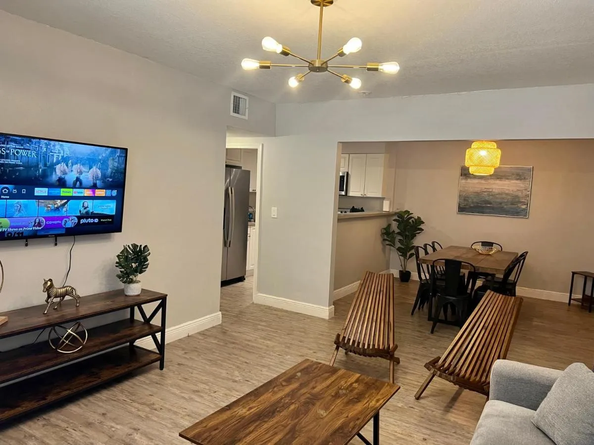 Image 4 of Coral Gable 3BR house Parking &