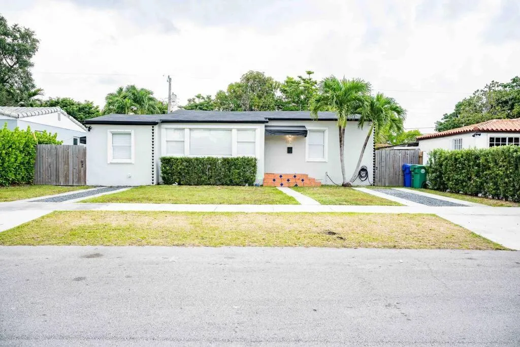 Image 6 of Coral Gables Home with POOL Near Airport. King beds