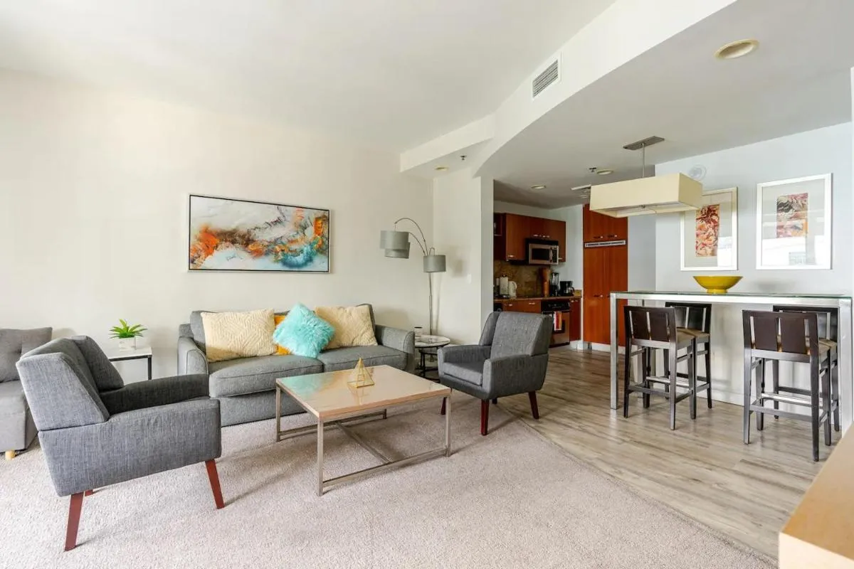 Image 4 of Cozy High-Floor apt at Downtown
