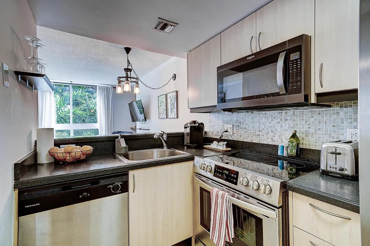 Image 4 of Cute 1 bedroom unit located in Condo Hotel in the heart of Coconut Grove Free Parking