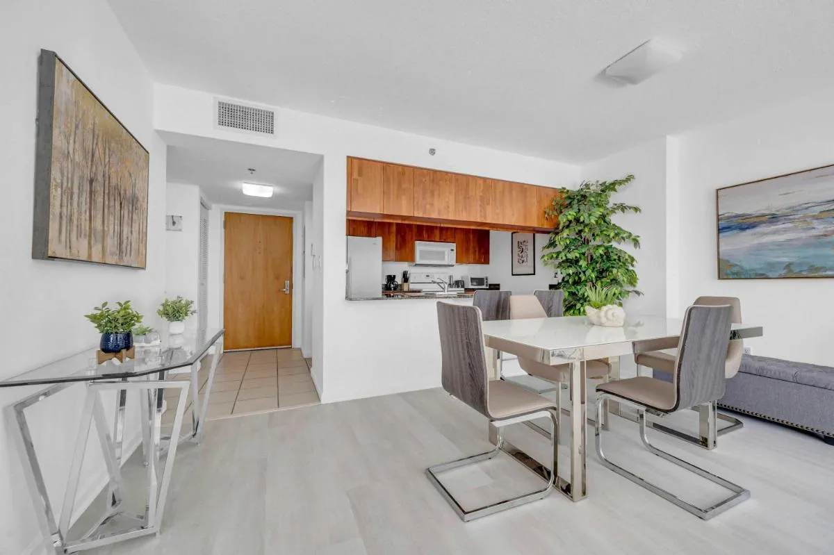 Image 6 of Deluxe 1 Bedroom Apartment • Brickell • Ocean View