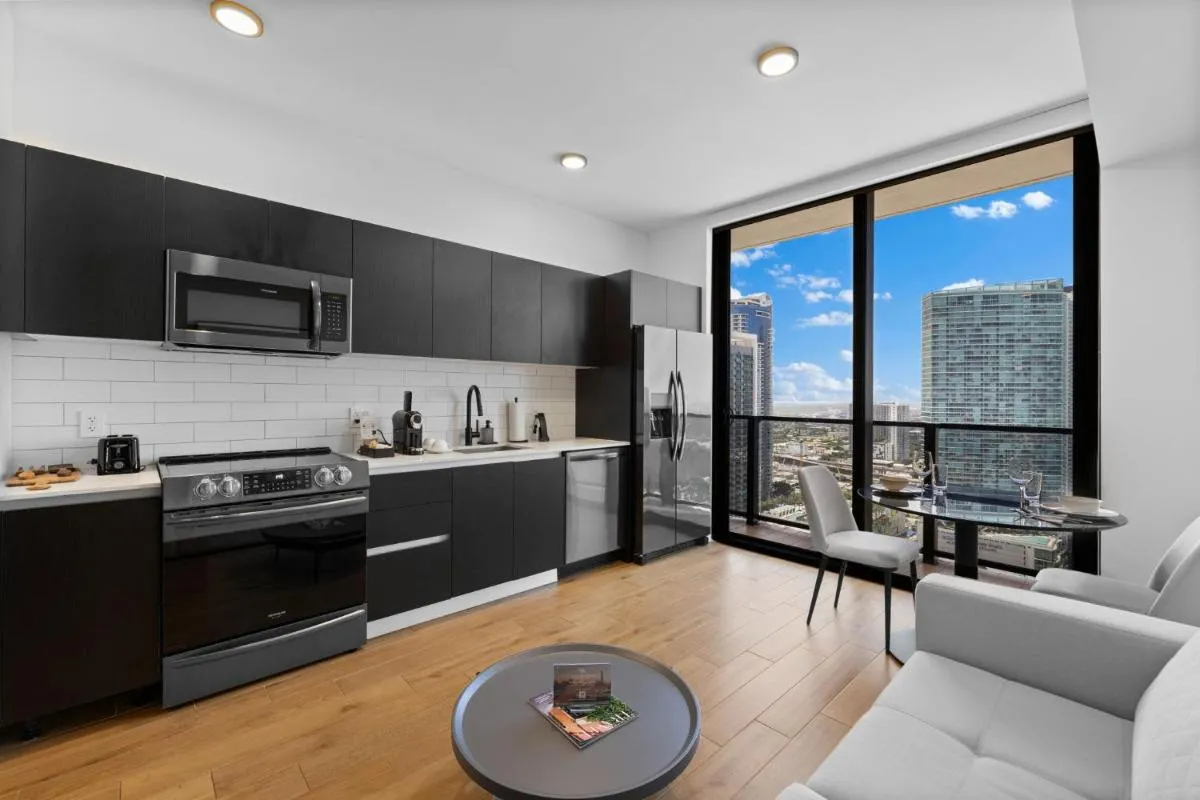 Image 1 of Downtown Studio with Stunning Bay & City Views