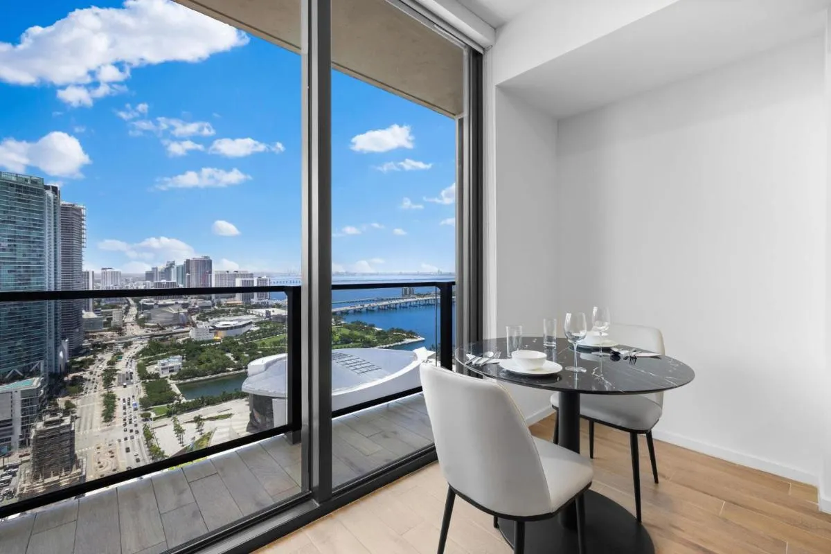 Image 4 of Downtown Studio with Stunning Bay & City Views