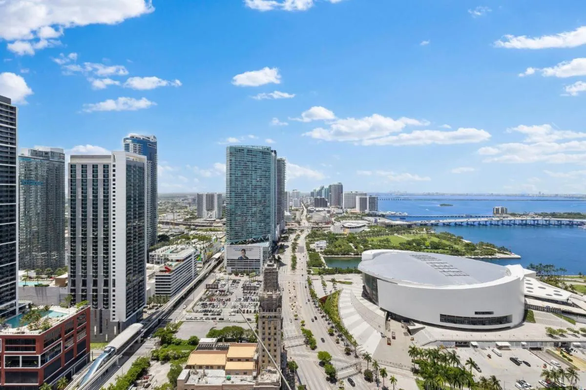 Image 3 of Downtown Studio with Stunning Bay & City Views