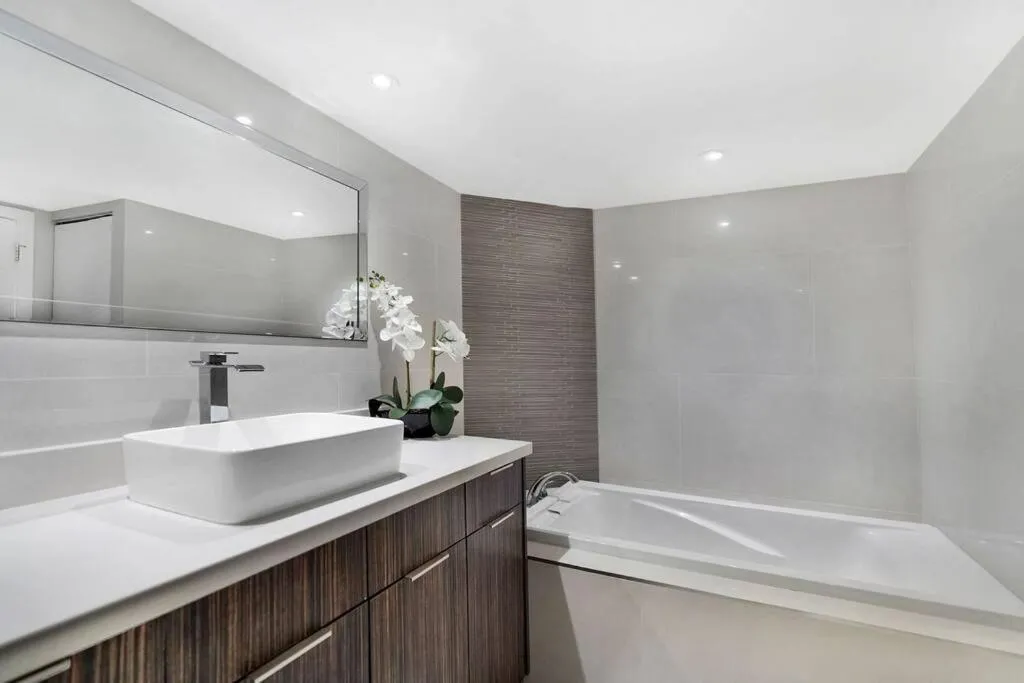 Image 2 of Dreamscape! Renovated and spacious 1 bedroom condo