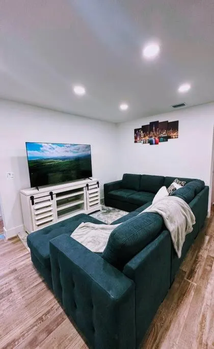 Image 4 of Entire 3/1 house near Wynwood!