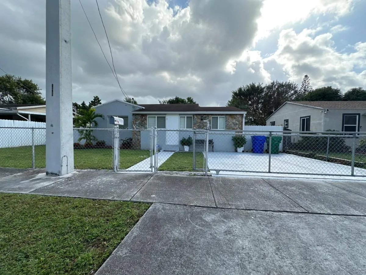 Image 5 of Entire 3/1 house near Wynwood!