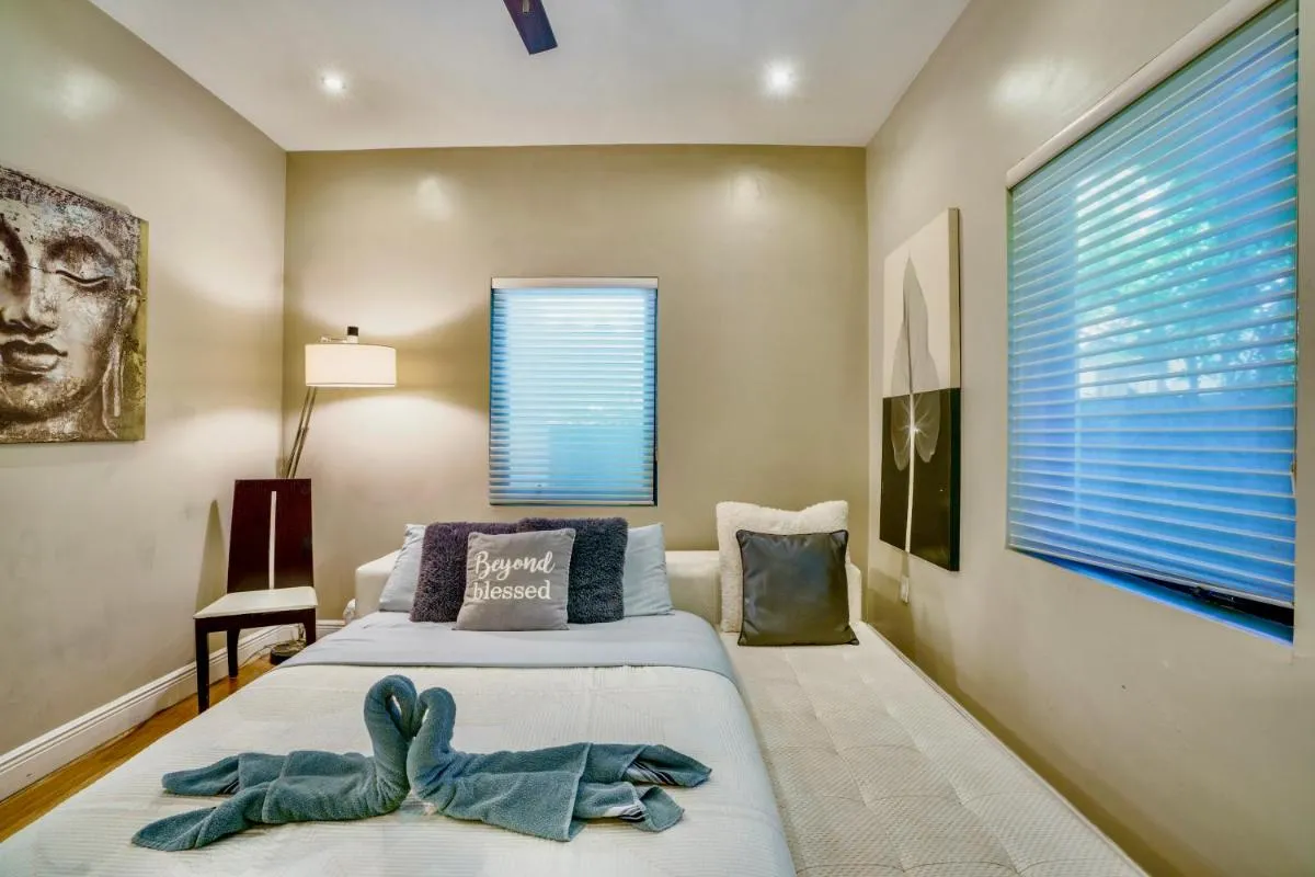 Image 6 of Entire private Beautiful 2 Bedroom plus Den House with gated front&back yard and Free parking 10min drive to Miami Beach
