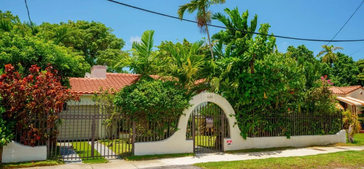 Image 5 of Entire private Beautiful 2 Bedroom plus Den House with gated front&back yard and Free parking 10min drive to Miami Beach