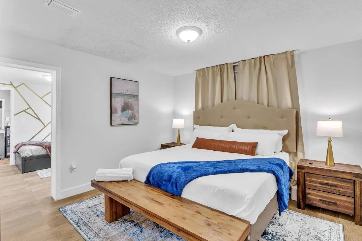 Image 6 of Estelo’s Place – Modern townhouse with King bed, only 5 min from the Airport!