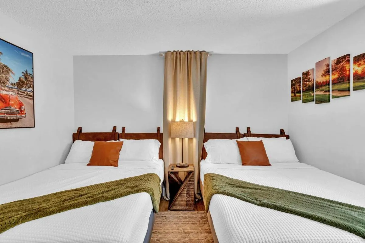 Image 1 of Estelo’s Place – Modern townhouse with King bed, only 5 min from the Airport!