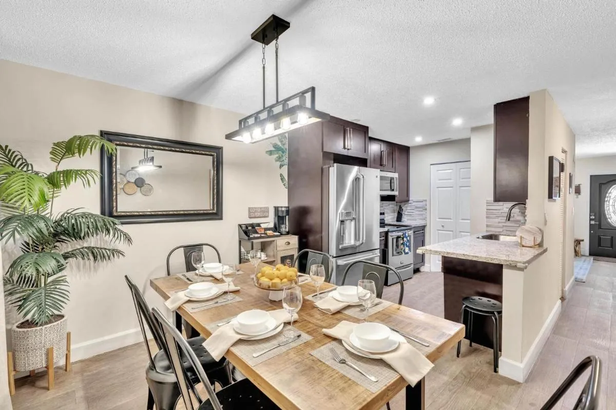 Image 3 of Estelo’s Place – Modern townhouse with King bed, only 5 min from the Airport!