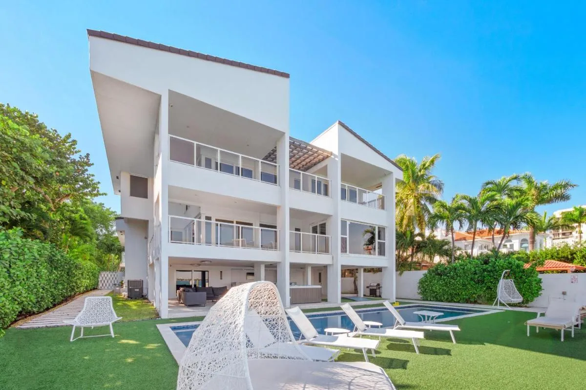 Image 3 of Experience Opulence Your Exclusive Waterfront Sanctuary in Miami Beach