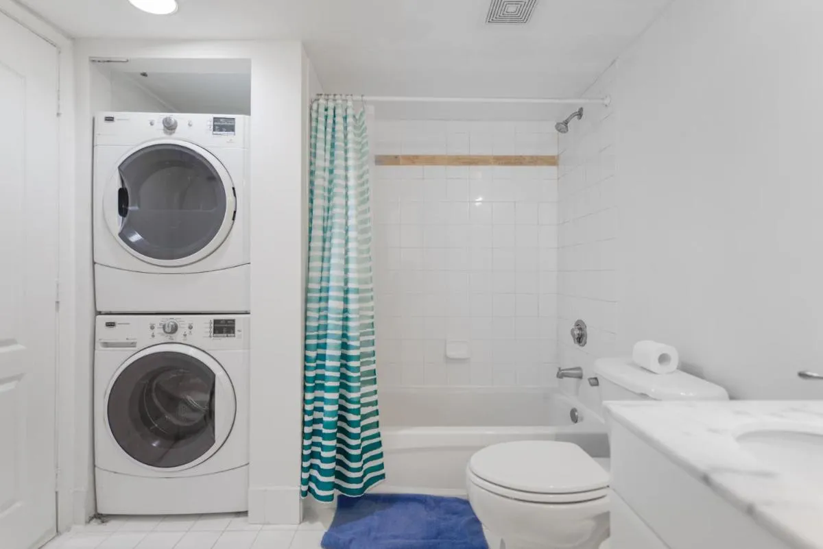 Image 2 of Fantastic 2BR Condo on 31st Floor Free Parking