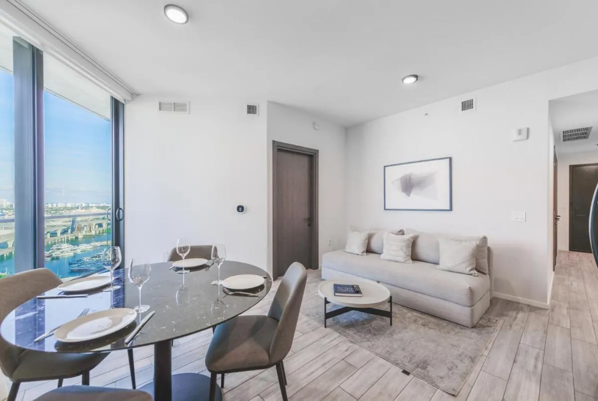 Image 3 of Front Row Bay Views from your Stylish & Modern Apt