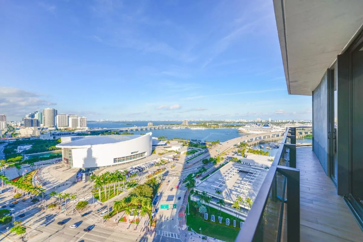 Image 4 of Front Row Bay Views from your Stylish & Modern Apt