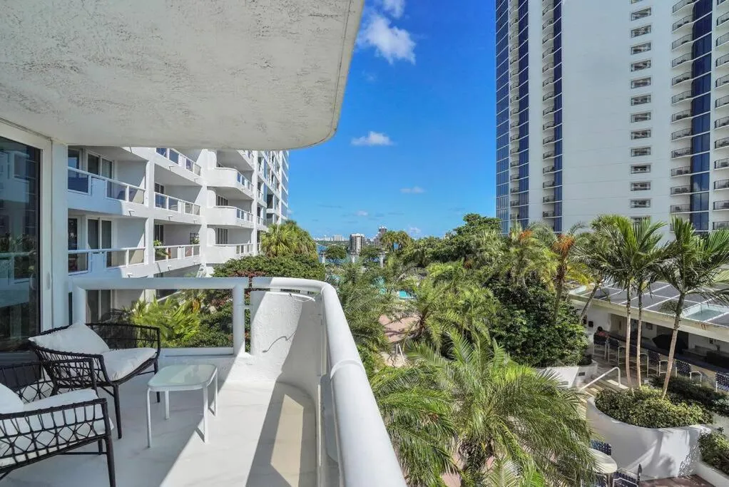 Image 6 of GoldDust – Water and City Views!