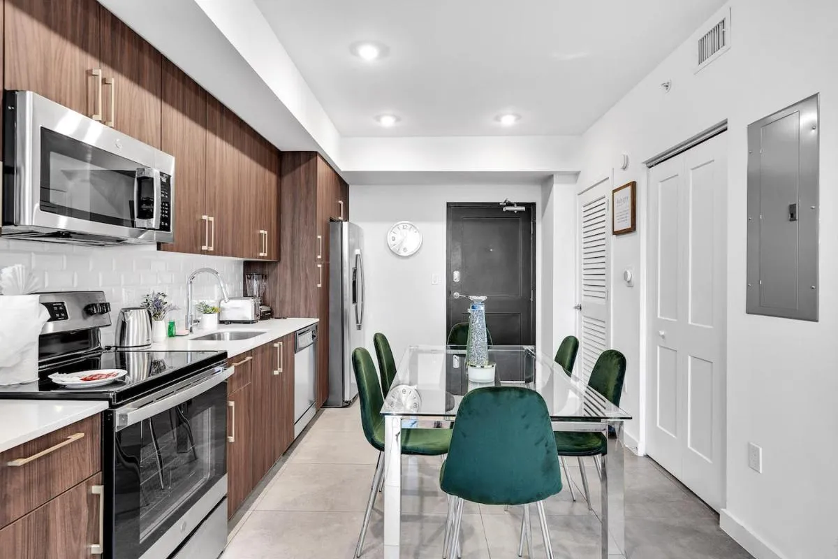 Image 3 of Gorgeous 3-Bed Retreat Mins from Bayside and Parking