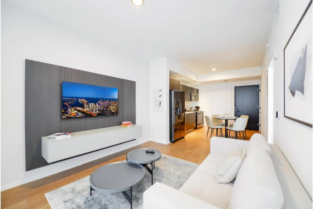 Image 4 of Gorgeous Apartment with Panoramic Bay Views
