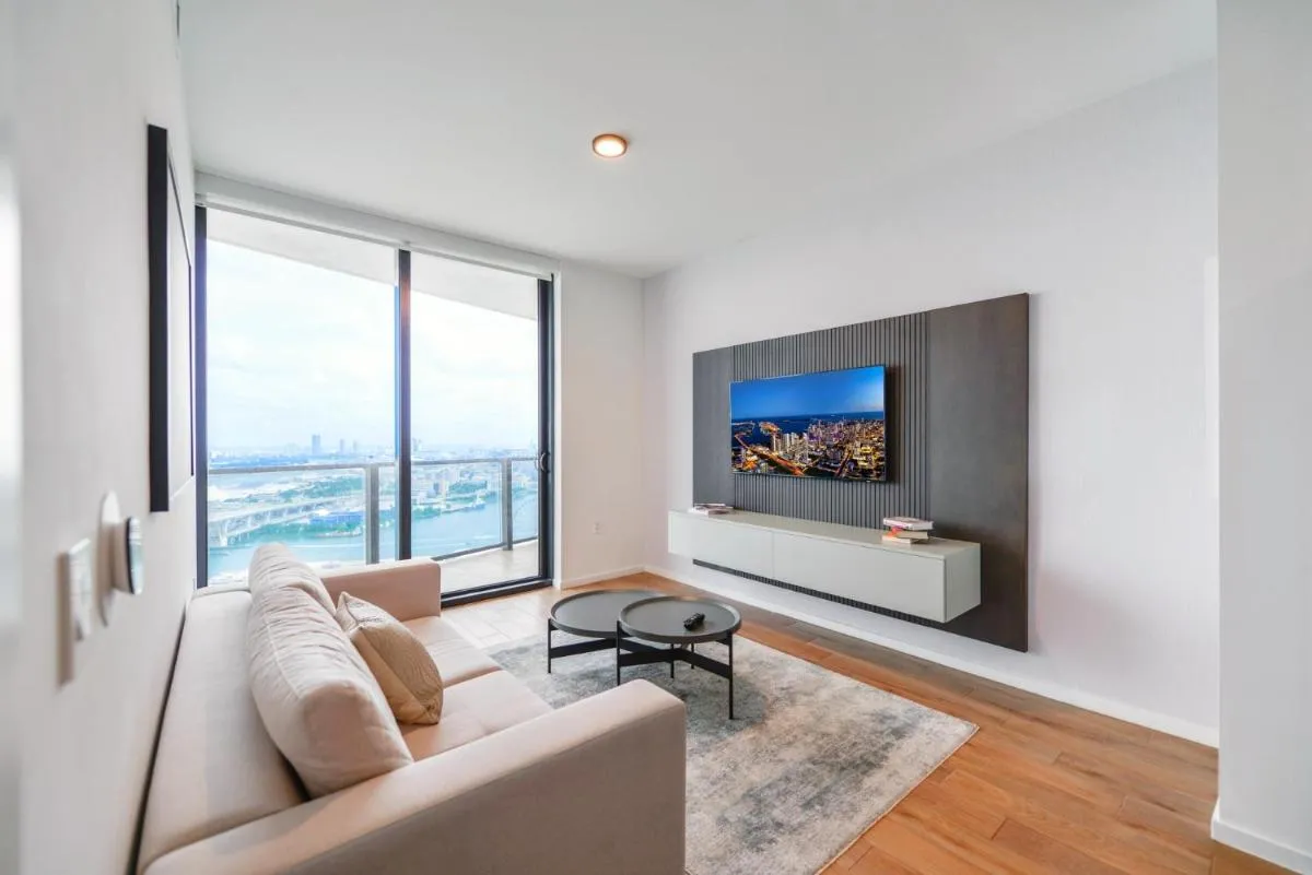 Image 2 of Gorgeous Apartment with Panoramic Bay Views