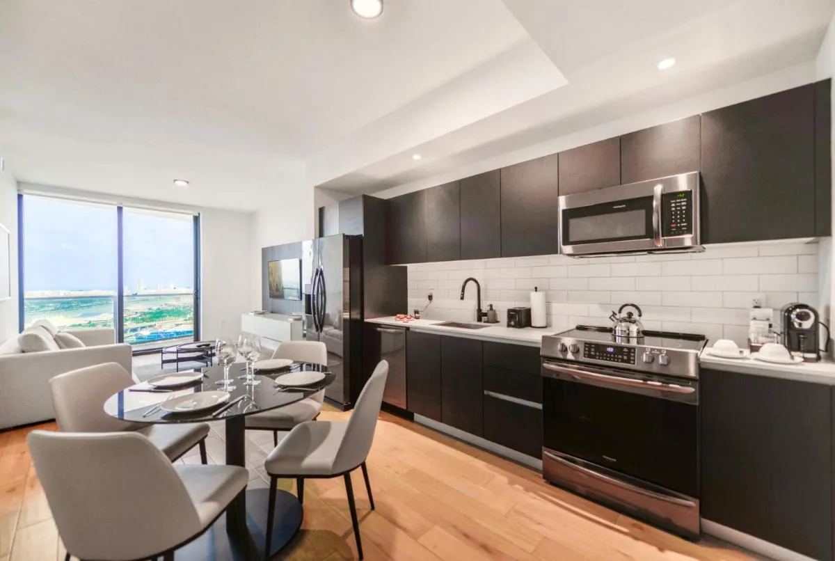 Image 1 of Gorgeous Apartment with Panoramic Bay Views