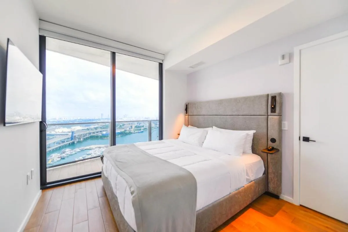 Image 3 of Gorgeous Apartment with Panoramic Bay Views