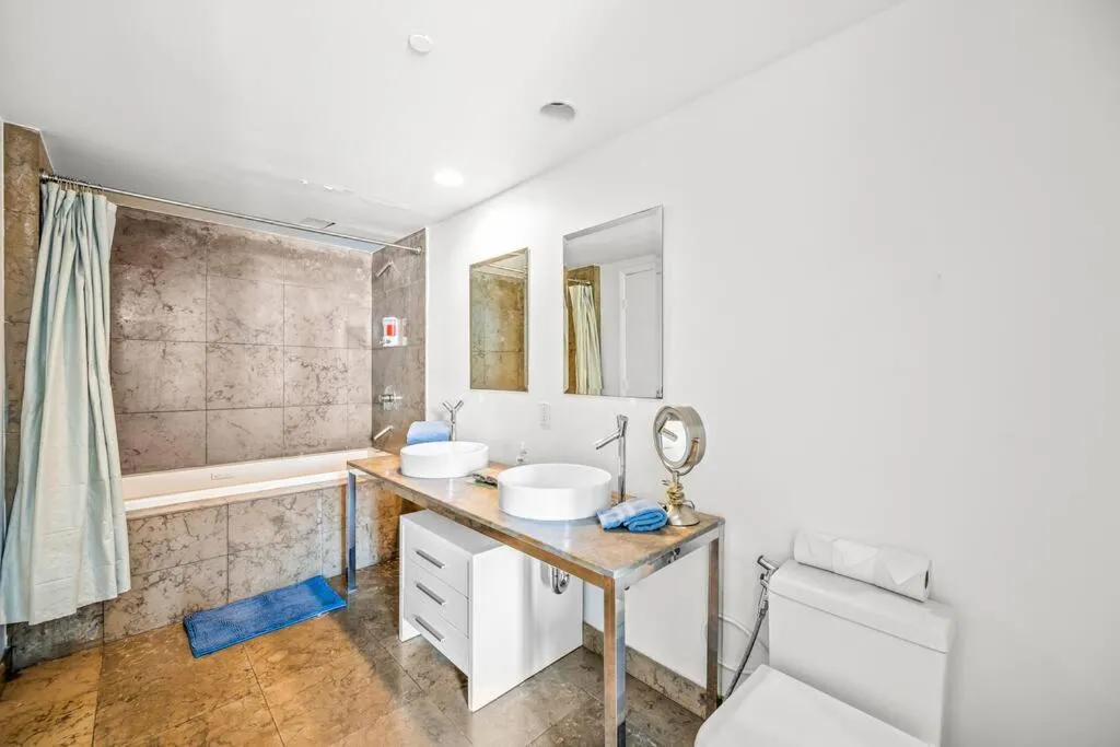 Image 2 of Gorgeous Unit At The W Building Priceless Location