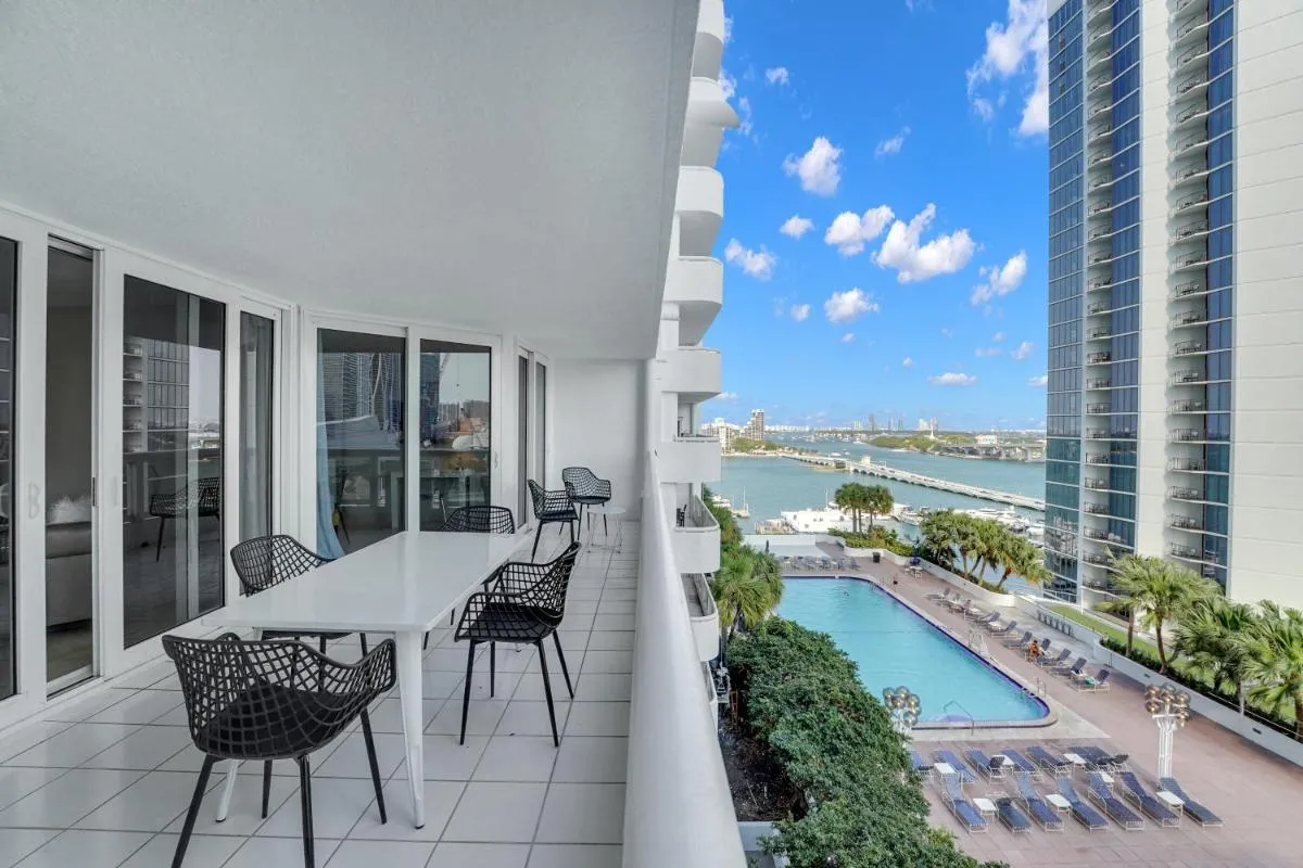 Image 3 of Hello Gorgeous! Water & City Skyline Views!