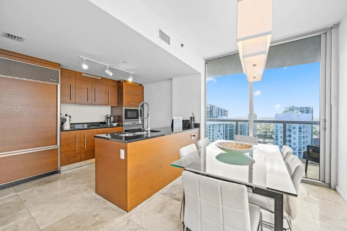 Image 4 of High Rise Luxury Ocean Corner Unit 2/2 – Icon Brickell