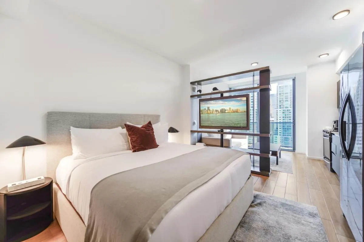 Image 2 of Incredible High-Floor Studio with Bay Views