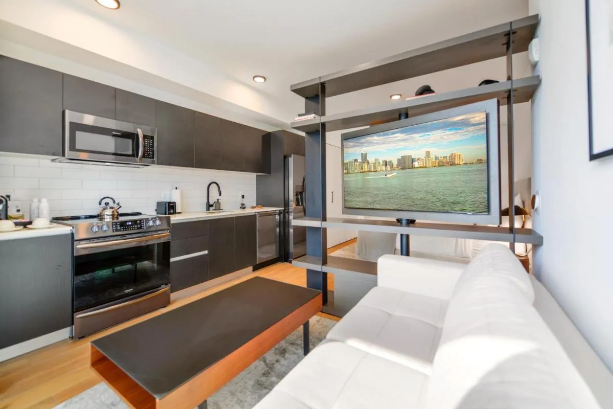 Image 1 of Incredible High-Floor Studio with Bay Views