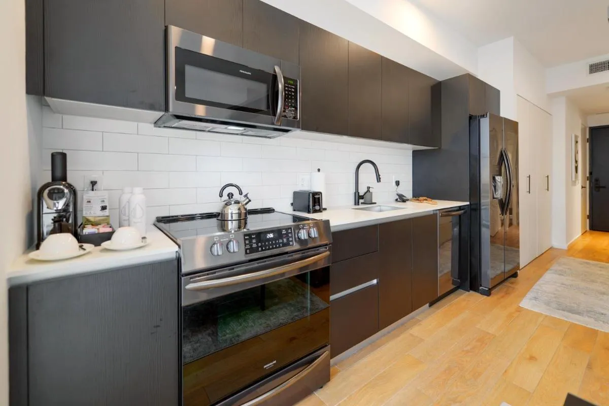 Image 4 of Incredible High-Floor Studio with Bay Views