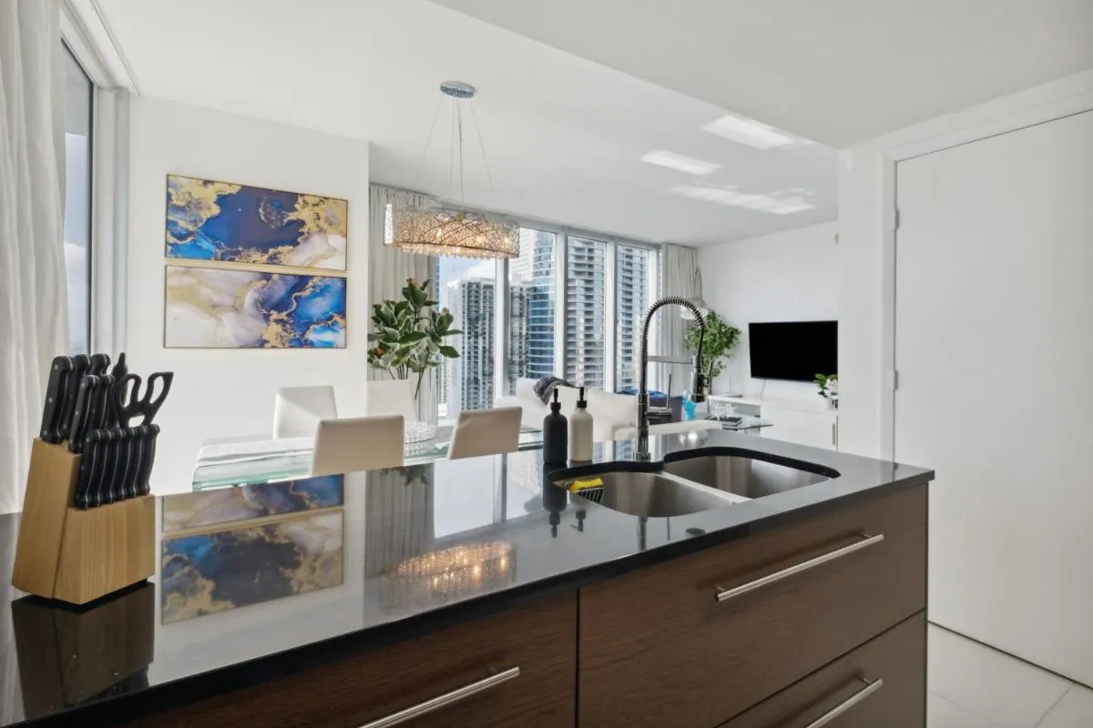 Image 6 of LUX 2B-2B at ICON – Water View & 5-Star Amenities