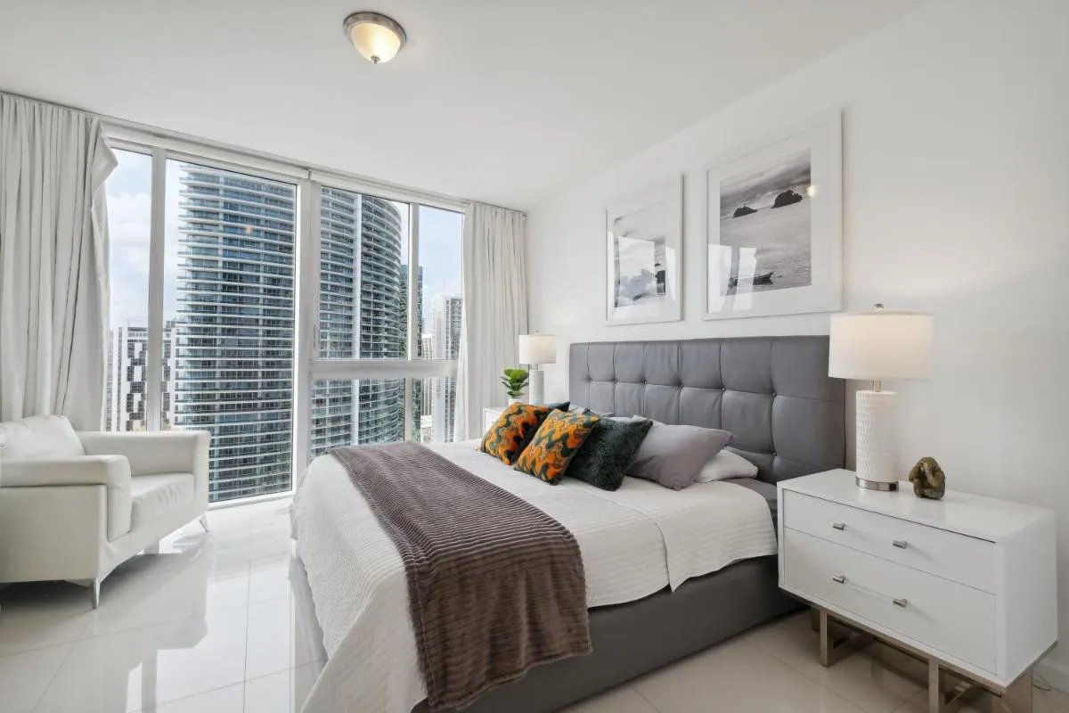 Image 3 of LUX 2B-2B at ICON – Water View & 5-Star Amenities
