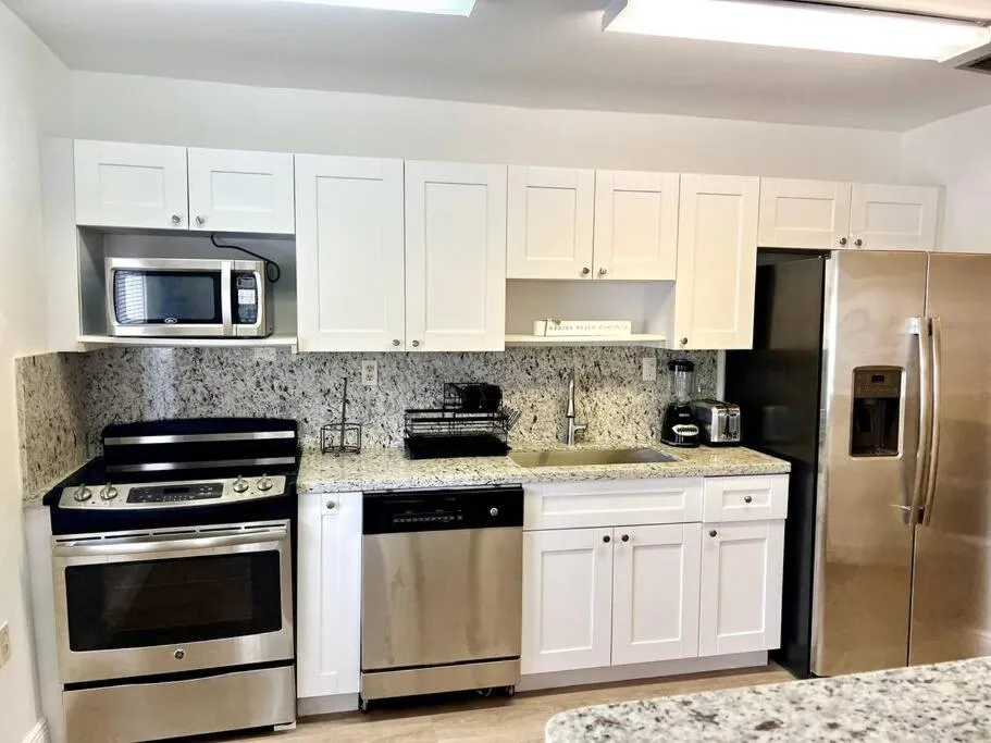 Image 2 of La Casa Bonita Close to Airport, Calle 8 Coral Gables