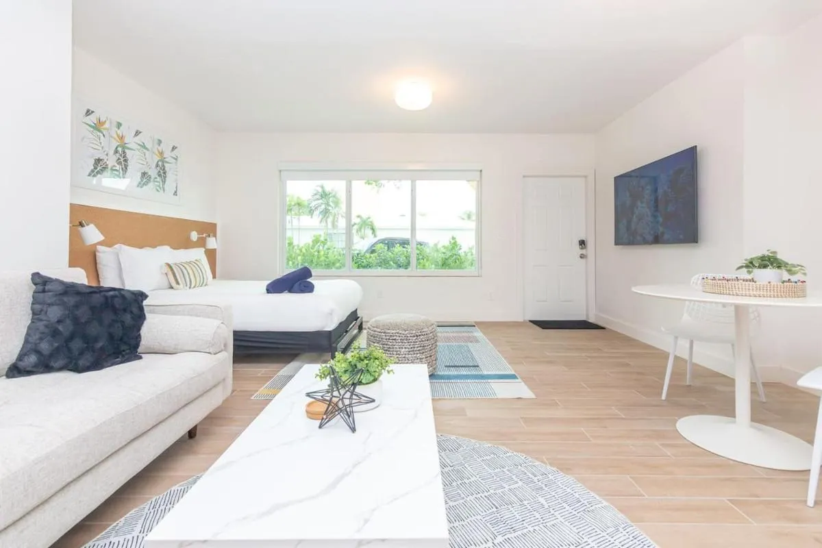 Image 6 of Large Stylish Studio Apartment In El Portal #3