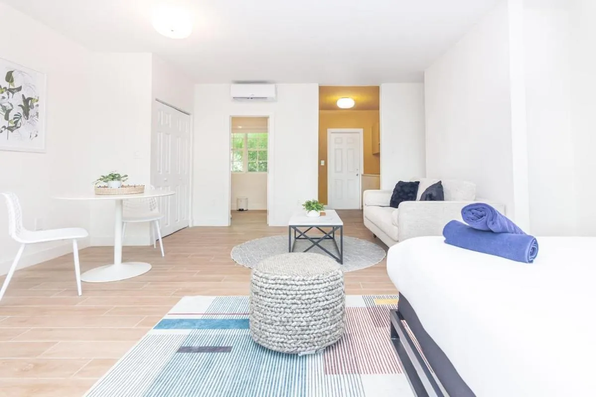 Image 2 of Large Stylish Studio Apartment In El Portal #3
